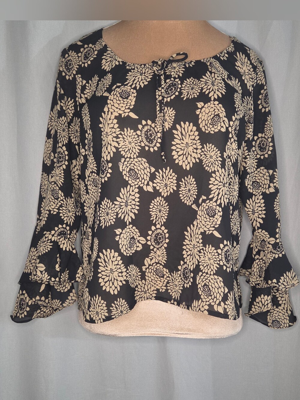 NOTATIONS Black and Cream Floral  Blouse With Belle Sleeves Size M Medium